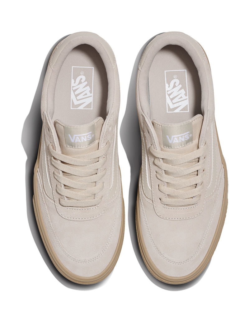 Vans Brooklyn sneakers in beige suede with lace-up closure and cushioned insoles, top view.