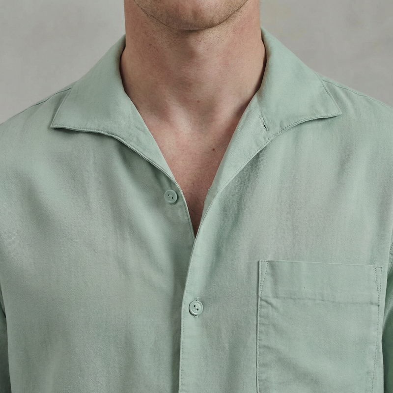 Chemise à manches courtes en lyocell avec col requin et poche poitrine