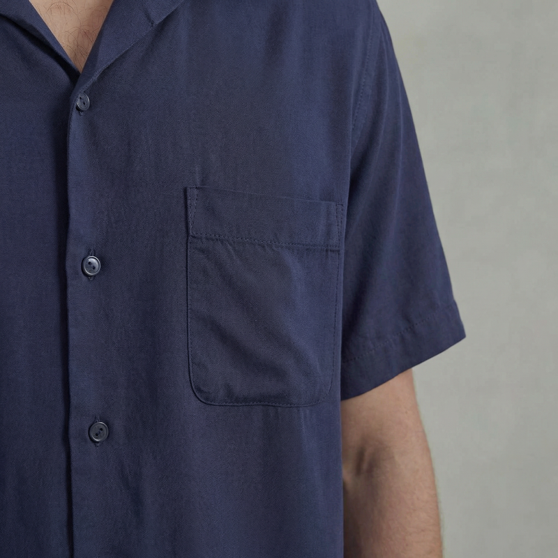 Chemise à manches courtes en lyocell avec col requin et poche poitrine