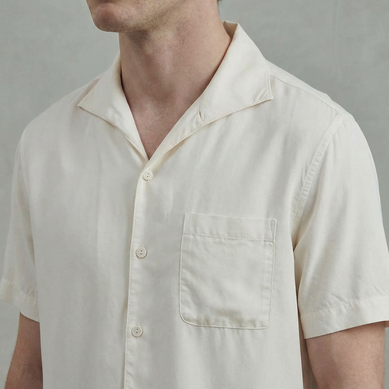 Chemise à manches courtes en lyocell avec col requin et poche poitrine