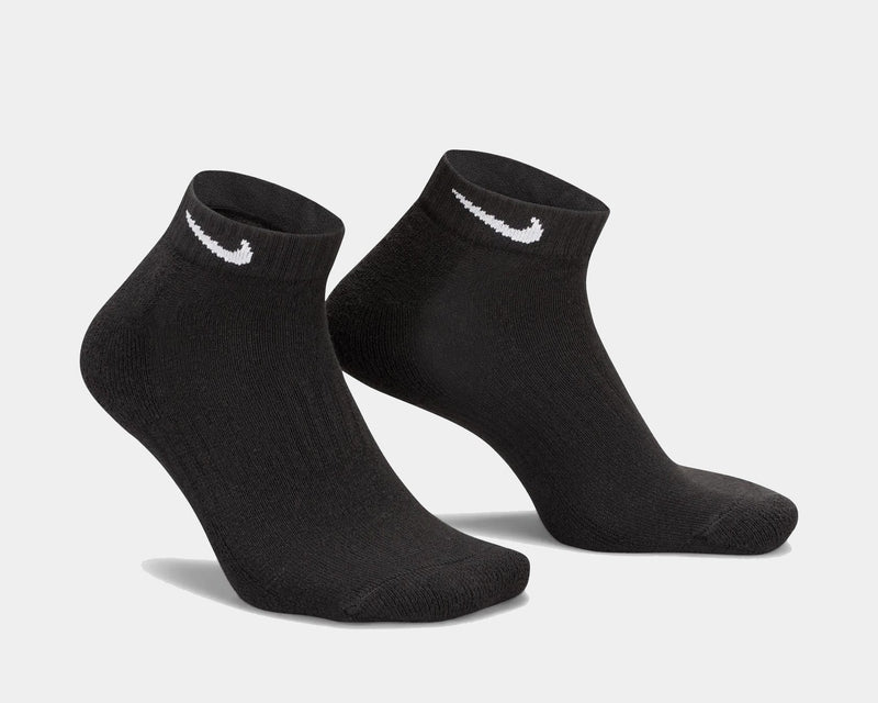 Nike Everyday Cushion Low Socks in black with white Nike logo and ribbed cuffs, side-angle view.