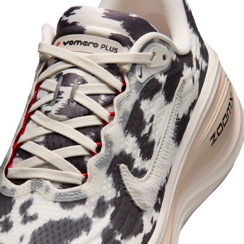 Nike Vomero Plus Color: SAIL/SAIL-UNIVERSITY RED-LT OREWOOD BRN Style: IR0035-100