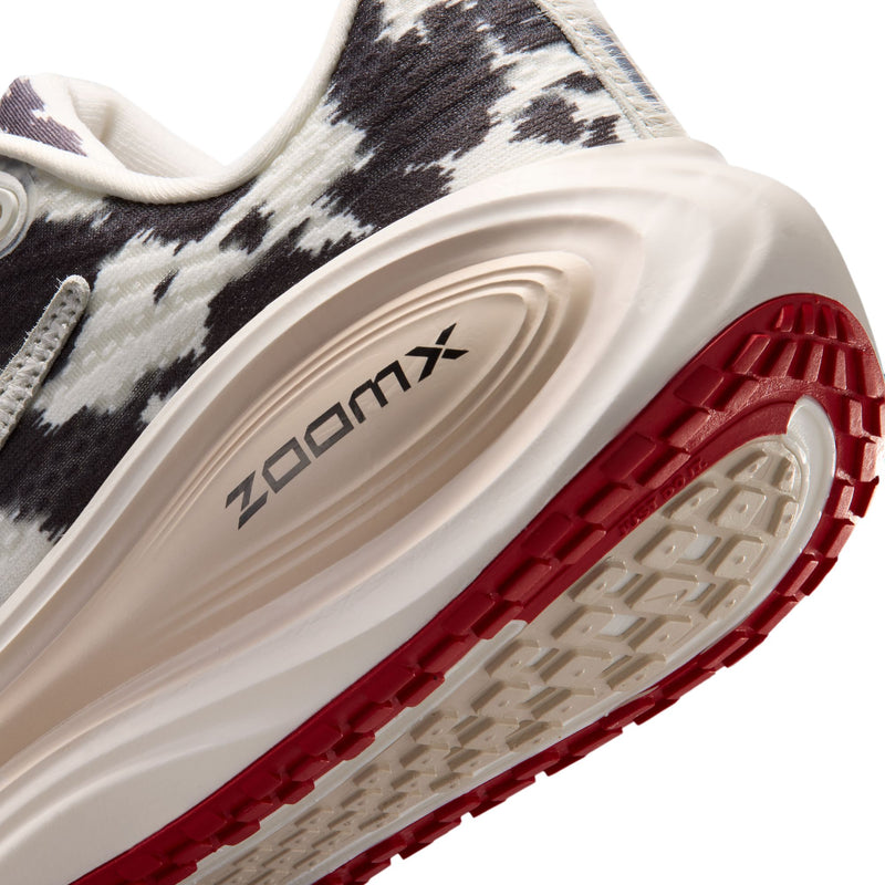 Nike Vomero Plus Color: SAIL/SAIL-UNIVERSITY RED-LT OREWOOD BRN Style: IR0035-100