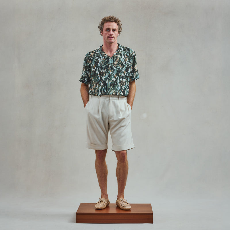 Short droit à revers avec plis à la taille