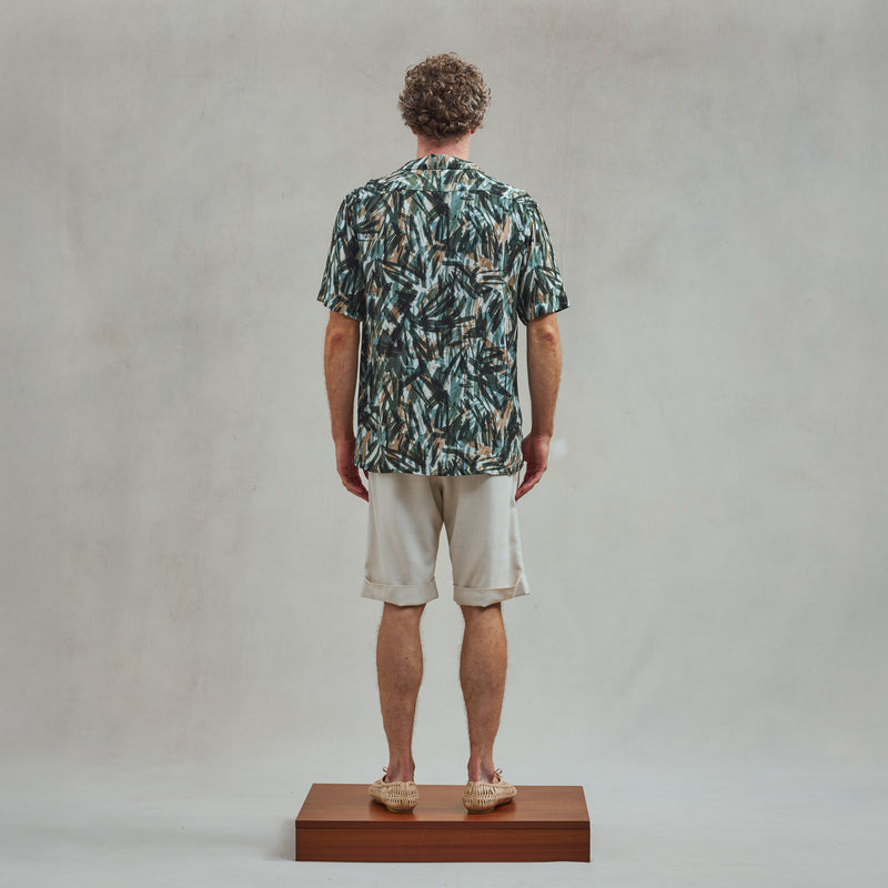 Short droit à revers avec plis à la taille