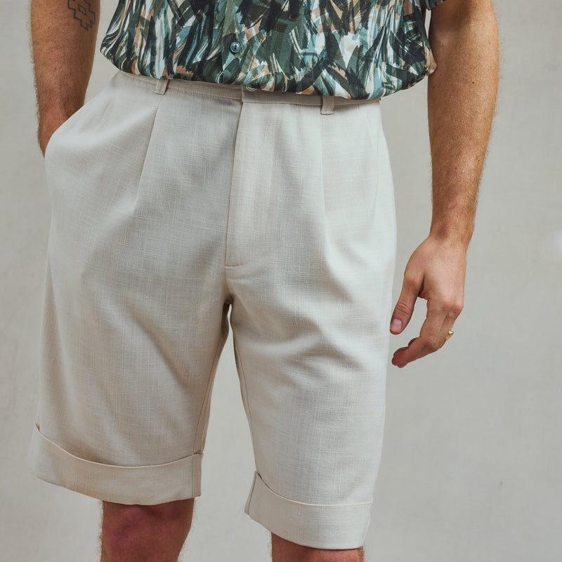 Short droit à revers avec plis à la taille