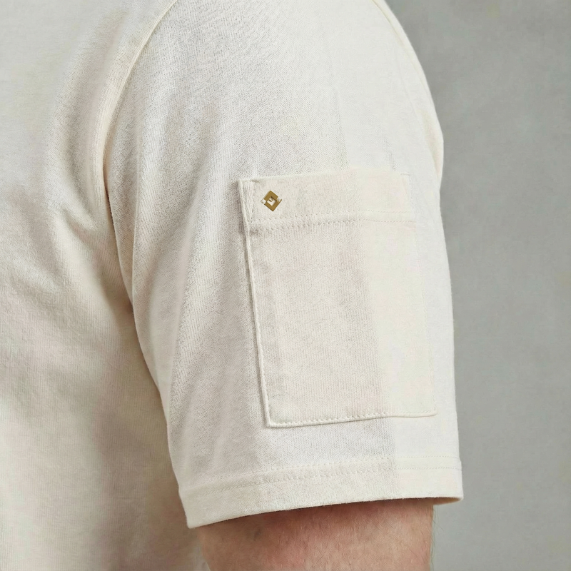 T-shirt avec poche sur la manche et broderie sur la poitrine