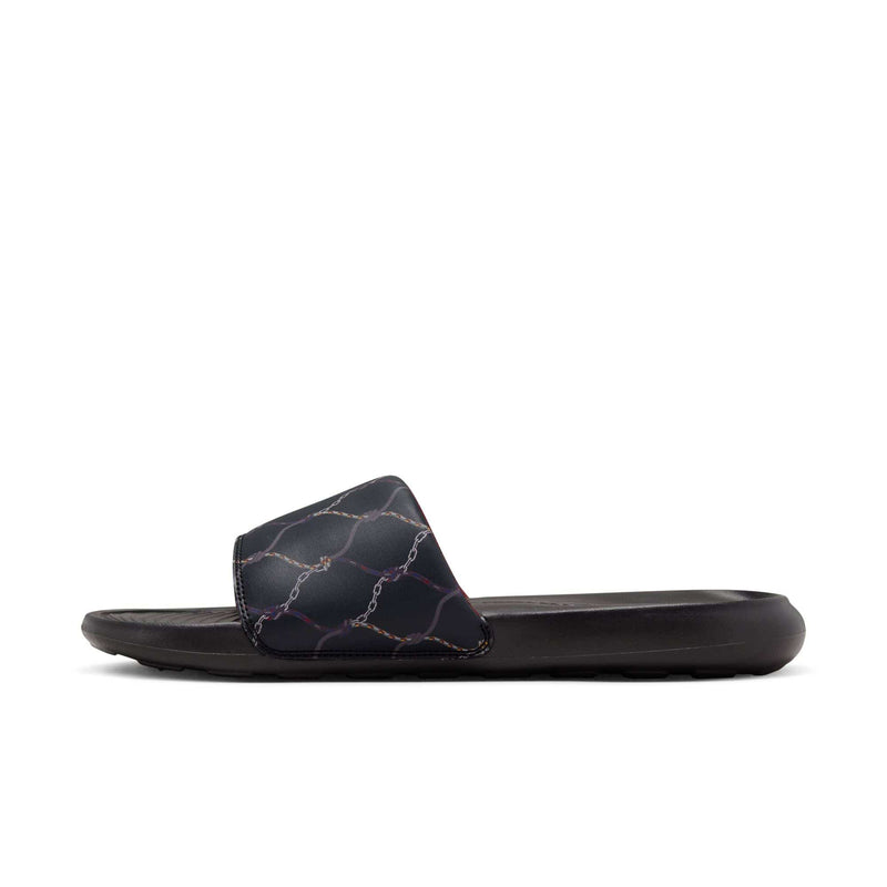 Nike Victori One Printed slides in black featuring a chain pattern design on the strap, side view.